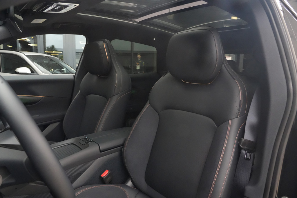 56469115-3.jpg